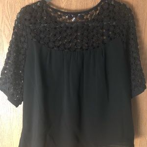 Flowy Black Flower Detailed 3/4 length top
